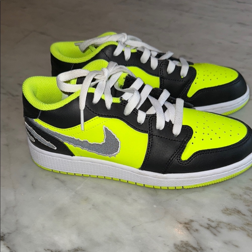 Nike Air Jordan 1 Low Boys 4.5